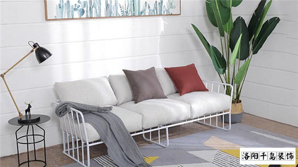 洛陽(yáng)裝修公司哪家好又便宜？北歐風(fēng)沙發(fā)搭配技巧